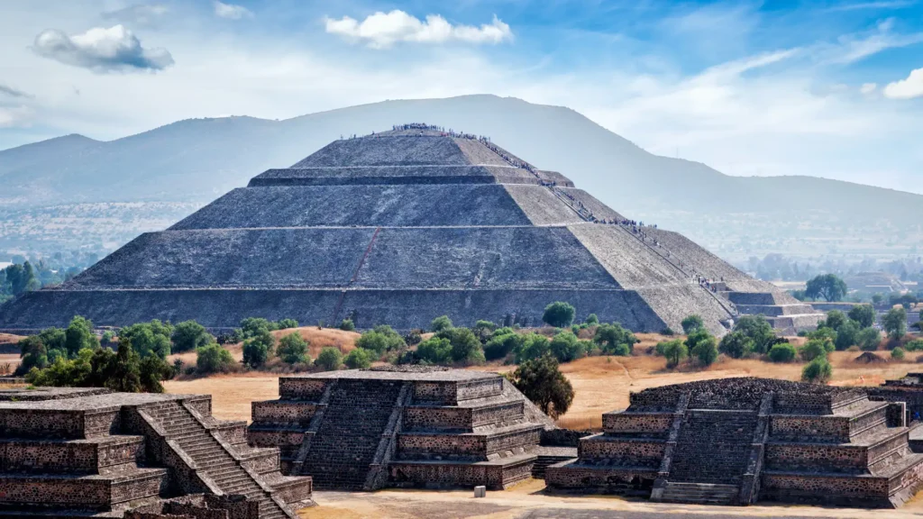 Mexico-MexicoCity-TeotihuacanPyramids